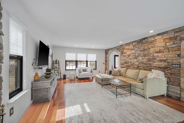 19 Lindsey Place, Holbrook, NY 11741