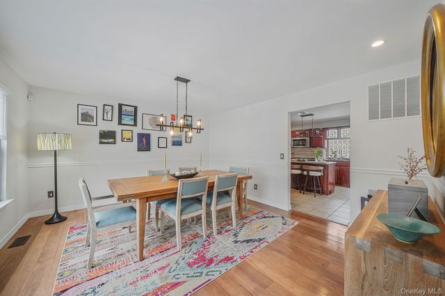 19 Lindsey Place, Holbrook, NY 11741