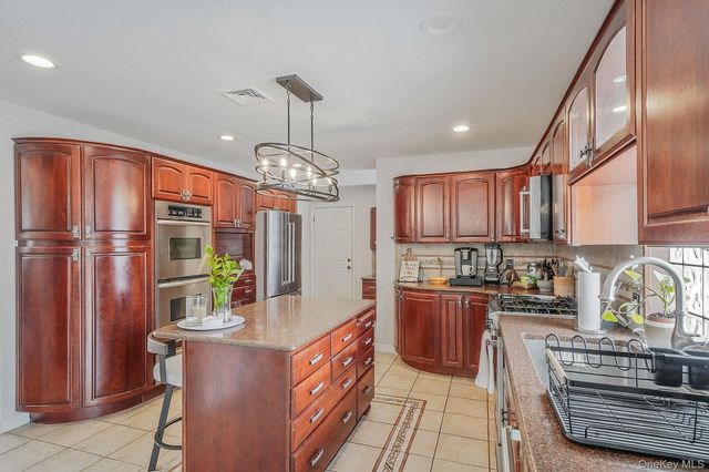 19 Lindsey Place, Holbrook, NY 11741