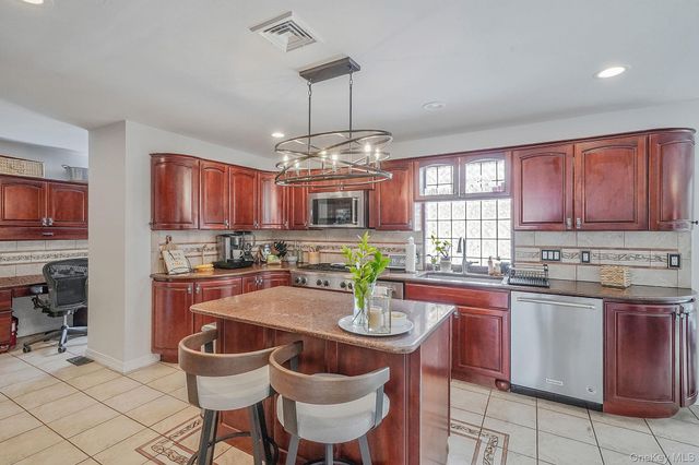 19 Lindsey Place, Holbrook, NY 11741