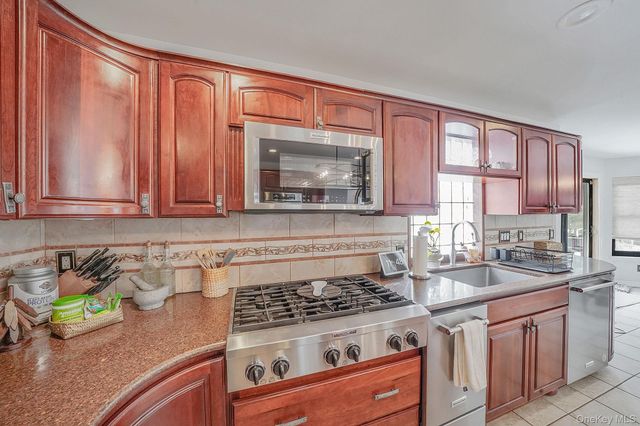 19 Lindsey Place, Holbrook, NY 11741