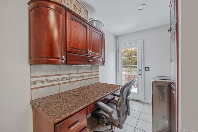 19 Lindsey Place, Holbrook, NY 11741