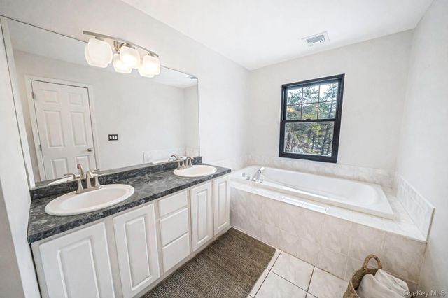 19 Lindsey Place, Holbrook, NY 11741