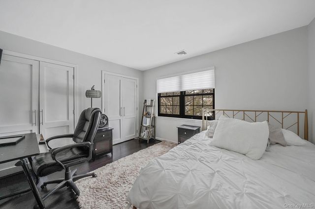 19 Lindsey Place, Holbrook, NY 11741