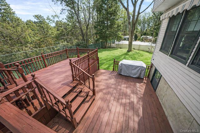 19 Lindsey Place, Holbrook, NY 11741