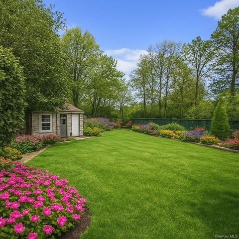 19 Lindsey Place, Holbrook, NY 11741