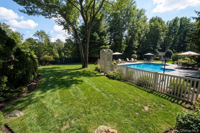 19 Lindsey Place, Holbrook, NY 11741