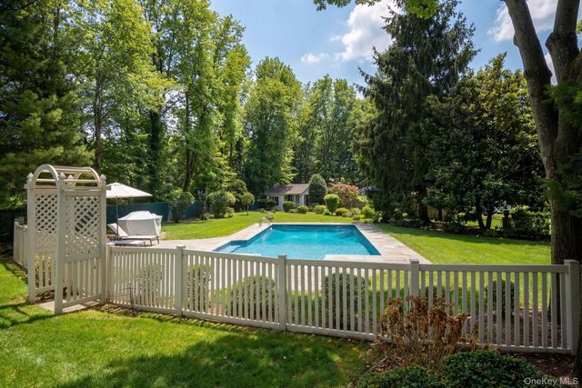 19 Lindsey Place, Holbrook, NY 11741