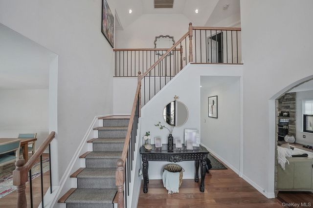 19 Lindsey Place, Holbrook, NY 11741