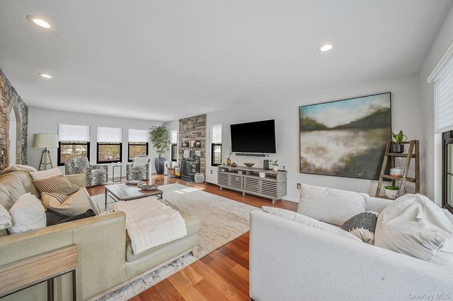 19 Lindsey Place, Holbrook, NY 11741