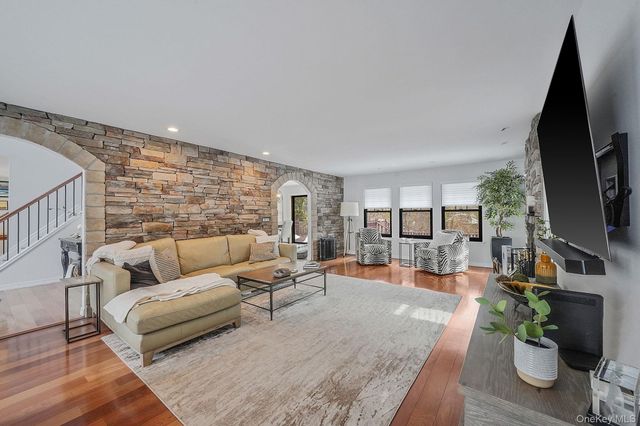 19 Lindsey Place, Holbrook, NY 11741