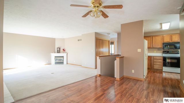 6042 Old Farm Circle, Lincoln, NE 68512