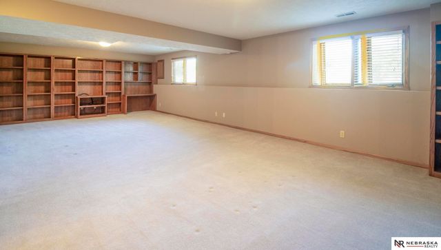 6042 Old Farm Circle, Lincoln, NE 68512