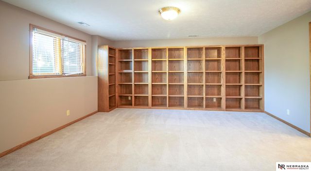 6042 Old Farm Circle, Lincoln, NE 68512