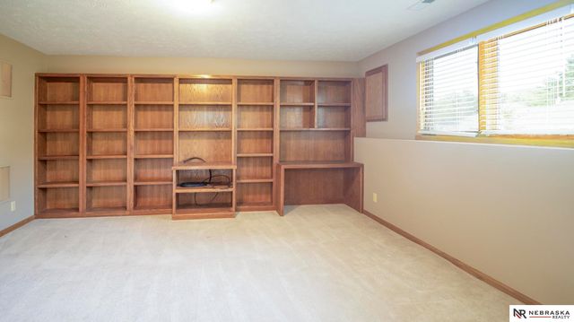 6042 Old Farm Circle, Lincoln, NE 68512