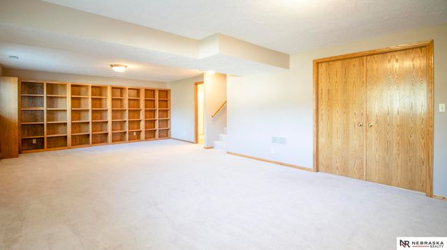 6042 Old Farm Circle, Lincoln, NE 68512