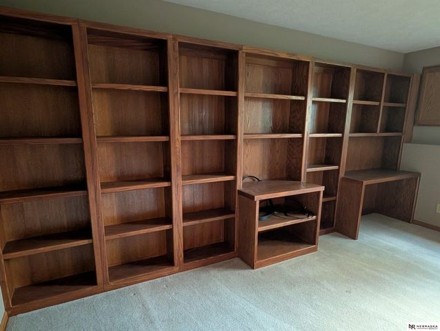 6042 Old Farm Circle, Lincoln, NE 68512