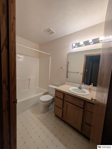 6042 Old Farm Circle, Lincoln, NE 68512