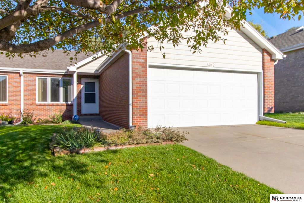 6042 Old Farm Circle, Lincoln, NE 68512