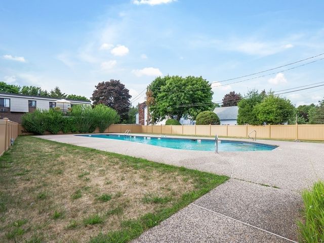6 Hallmark Gdns 9, Burlington, MA 01876