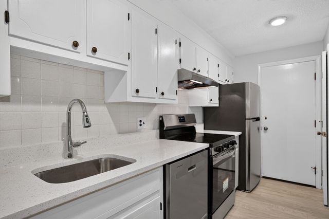 6 Hallmark Gdns 9, Burlington, MA 01876