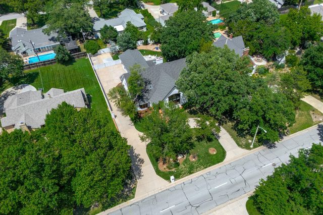 24 E Douglas Ave, Eastborough, KS 67206
