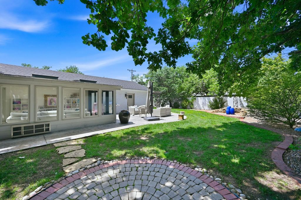 24 E Douglas Ave