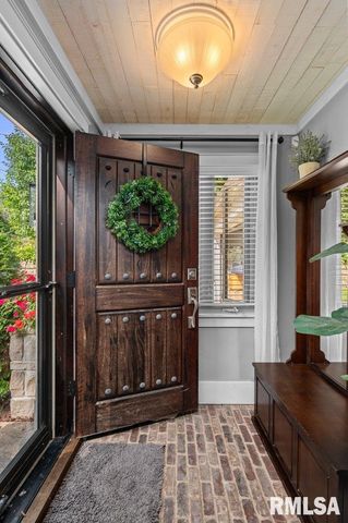 19 KENWOOD Avenue, Davenport, IA 52803