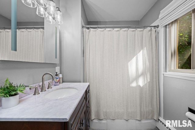 19 KENWOOD Avenue, Davenport, IA 52803