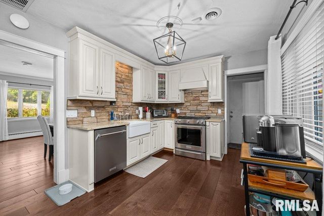 19 KENWOOD Avenue, Davenport, IA 52803