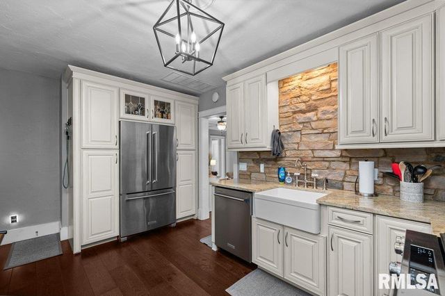 19 KENWOOD Avenue, Davenport, IA 52803