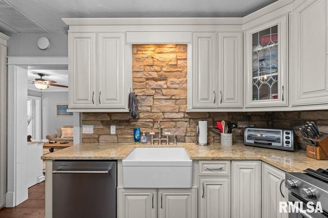 19 KENWOOD Avenue, Davenport, IA 52803