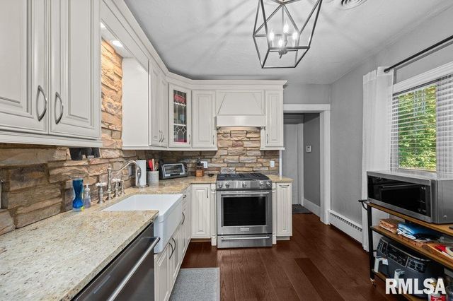 19 KENWOOD Avenue, Davenport, IA 52803