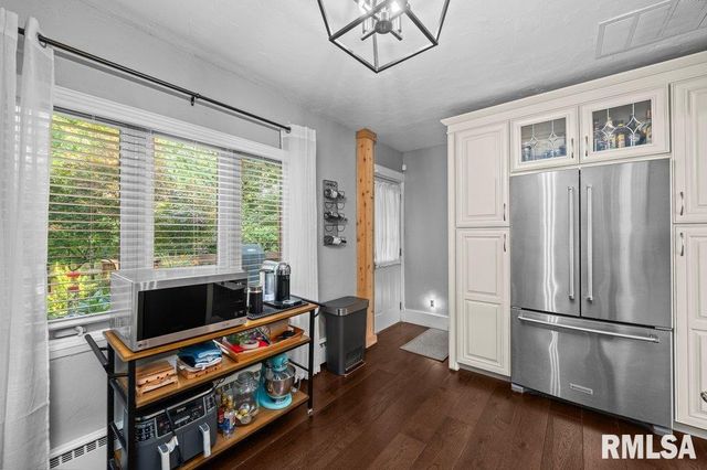 19 KENWOOD Avenue, Davenport, IA 52803