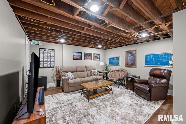 19 KENWOOD Avenue, Davenport, IA 52803