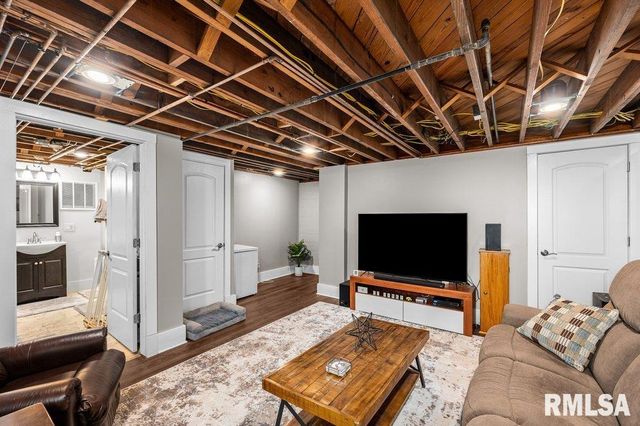 19 KENWOOD Avenue, Davenport, IA 52803