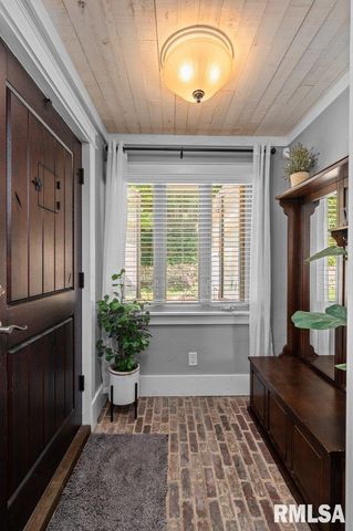 19 KENWOOD Avenue, Davenport, IA 52803