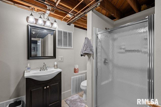 19 KENWOOD Avenue, Davenport, IA 52803