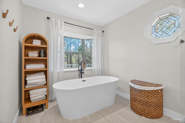 4596 Bayside Dr, Milton, FL 32583