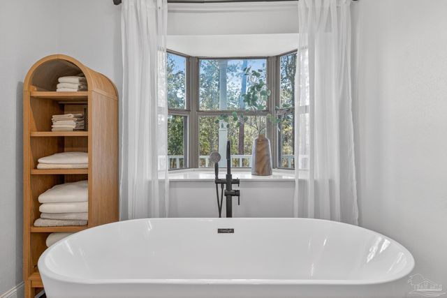 4596 Bayside Dr, Milton, FL 32583