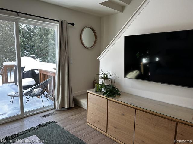 797 Hilldale Circle, Milford, MI 48381