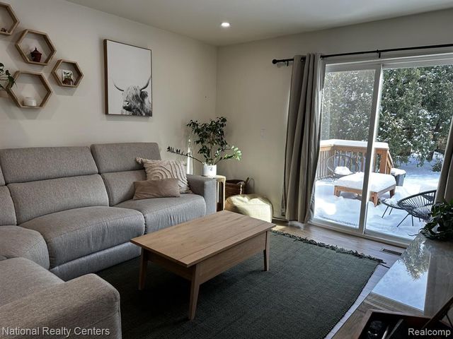 797 Hilldale Circle, Milford, MI 48381