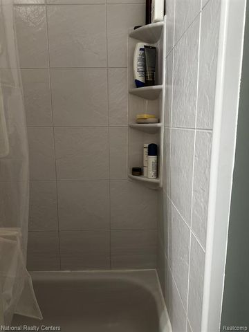 797 Hilldale Circle, Milford, MI 48381