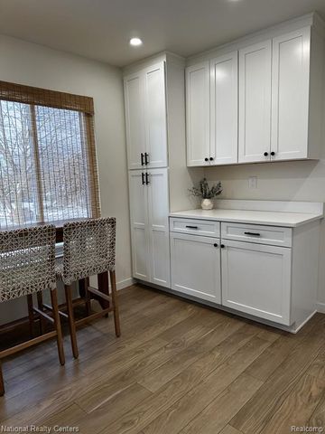 797 Hilldale Circle, Milford, MI 48381