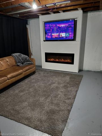 797 Hilldale Circle, Milford, MI 48381