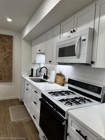 797 Hilldale Circle, Milford, MI 48381