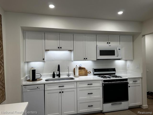 797 Hilldale Circle, Milford, MI 48381