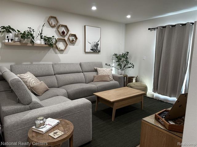 797 Hilldale Circle, Milford, MI 48381