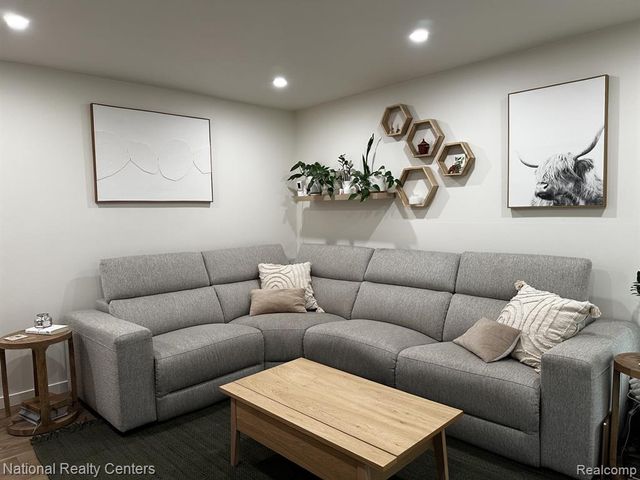 797 Hilldale Circle, Milford, MI 48381