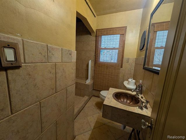 6652 Rockdale Street, Dearborn Heights, MI 48127